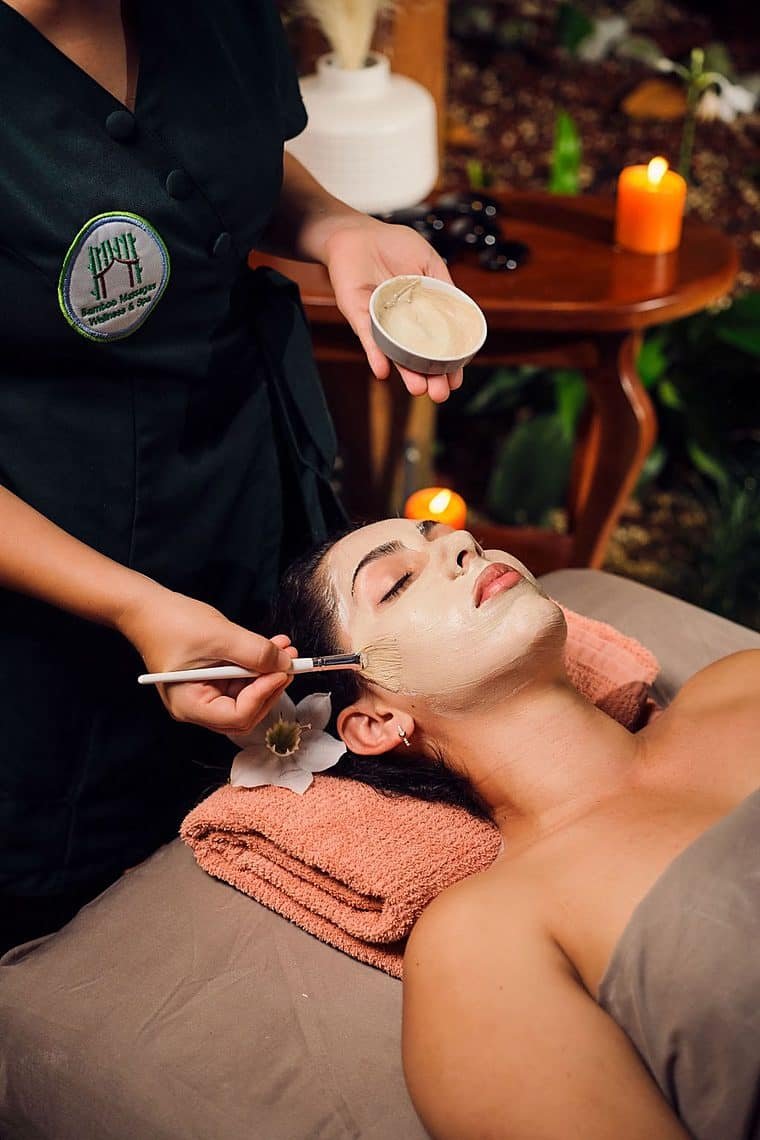 Clienta recibiendo un tratamiento facial con mascarilla