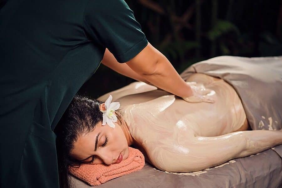 Masaje con envoltura de barro sobre la espalda