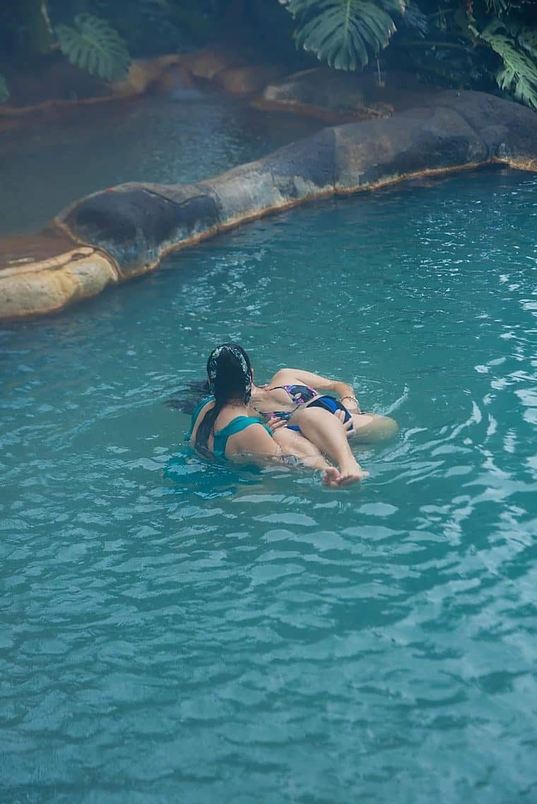 Persona guiada suavemente en el agua durante una sesión de Janzu